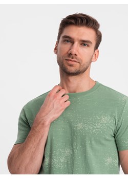 T-shirt męski fullprint z rozrzuconymi literami - zielony V5 OM-TSFP-0179 ze sklepu ombre w kategorii T-shirty męskie - zdjęcie 171261172