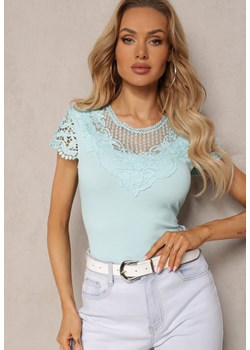 Jasnoniebieski Prążkowany T-shirt z Koronką na Dekolcie i Rękawach Delalilena ze sklepu Renee odzież w kategorii Bluzki damskie - zdjęcie 171267063