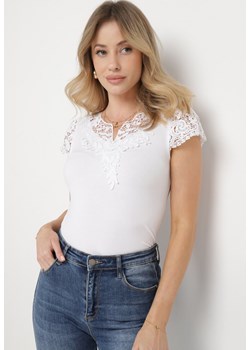 Biały T-shirt z Krótkim Rękawem i Prążkowaniem Ozdobiony Koronką przy Rękawach i Dekolcie Zilines ze sklepu Born2be Odzież w kategorii Bluzki damskie - zdjęcie 171267703