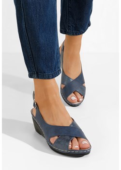 Granatowe sandały na koturnie Lutania ze sklepu Zapatos w kategorii Sandały damskie - zdjęcie 171270283