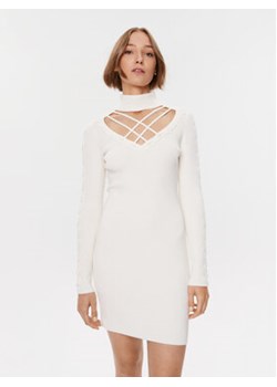 Guess Sukienka dzianinowa W3BK0W Z2YJ2 Biały Bodycon Fit ze sklepu MODIVO w kategorii Sukienki - zdjęcie 171290674