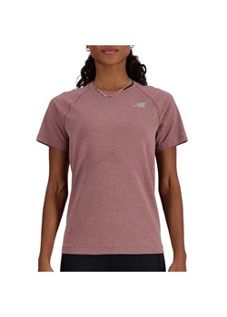 Koszulka New Balance WT41123LRC - różowa ze sklepu streetstyle24.pl w kategorii Bluzki damskie - zdjęcie 171295571