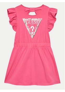 Guess Sukienka codzienna K4GK25 K6YW4 Różowy Comfort Fit ze sklepu MODIVO w kategorii Sukienki dziewczęce - zdjęcie 171297601