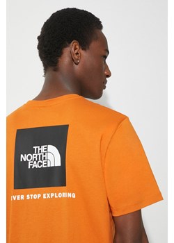 The North Face t-shirt bawełniany M S/S Redbox Tee męski kolor pomarańczowy z nadrukiem NF0A87NPPCO1 ze sklepu PRM w kategorii T-shirty męskie - zdjęcie 171299172