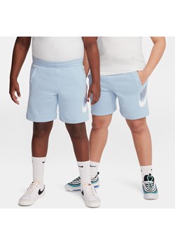 Spodenki z dzianiny dresowej dla dużych dzieci Nike Sportswear Club Fleece (szerszy rozmiar) - Niebieski ze sklepu Nike poland w kategorii Spodenki chłopięce - zdjęcie 171313240