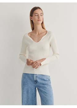 Reserved - Sweter z głębokim dekoltem - złamana biel ze sklepu Reserved w kategorii Swetry damskie - zdjęcie 171318154
