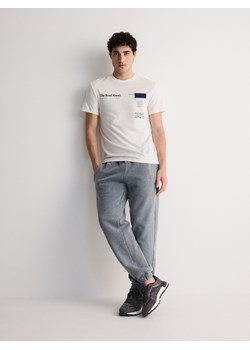 Reserved - T-shirt regular fit z nadrukiem - złamana biel ze sklepu Reserved w kategorii T-shirty męskie - zdjęcie 171318181