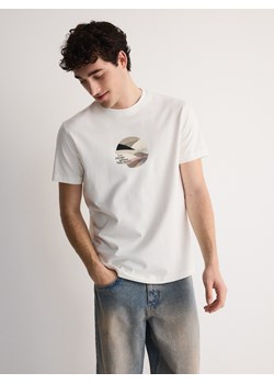 Reserved - T-shirt regular z nadrukiem - złamana biel ze sklepu Reserved w kategorii T-shirty męskie - zdjęcie 171318223