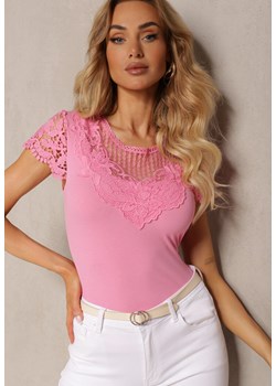 Różowy Prążkowany T-shirt z Koronką na Dekolcie i Rękawach Delalilena ze sklepu Renee odzież w kategorii Bluzki damskie - zdjęcie 171327924