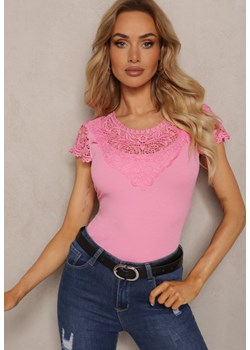 Różowy T-shirt z Prążkowanego Materiału z Koronkowymi Rękawami i Dekoltem Hlilada ze sklepu Renee odzież w kategorii Bluzki damskie - zdjęcie 171327934