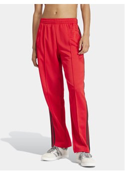 adidas Spodnie dresowe adicolor Classics SST IM9809 Czerwony Loose Fit ze sklepu MODIVO w kategorii Spodnie damskie - zdjęcie 171328350