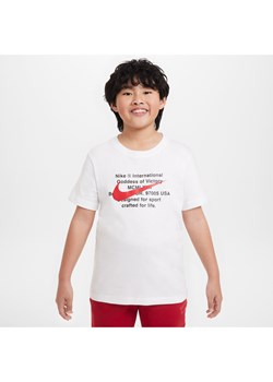 T-shirt dla dużych dzieci (chłopców) Nike Sportswear - Biel ze sklepu Nike poland w kategorii T-shirty chłopięce - zdjęcie 171331591