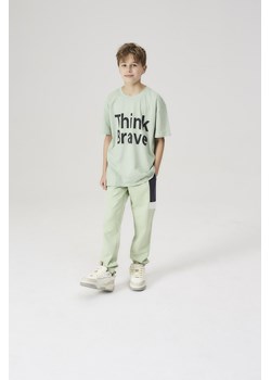 Dresowe zielone spodnie regular dla chłopca - Lincoln&Sharks ze sklepu 5.10.15 w kategorii Spodnie chłopięce - zdjęcie 171337964