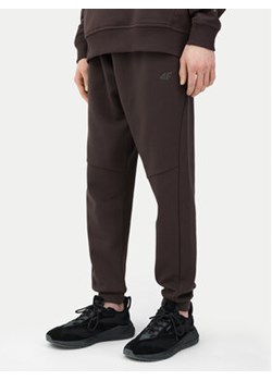 4F Spodnie dresowe 4FWSS24TTROM648 Brązowy Regular Fit ze sklepu MODIVO w kategorii Spodnie męskie - zdjęcie 171342254