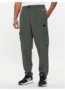 adidas Spodnie dresowe City Escape Premium IN3699 Zielony Regular Fit ze sklepu MODIVO w kategorii Spodnie męskie - zdjęcie 171343601