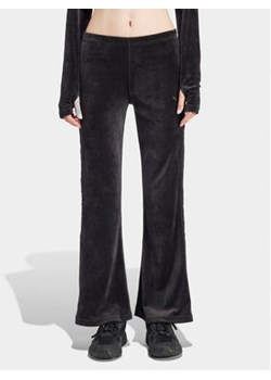adidas Spodnie materiałowe Crushed Velvet IT9661 Czarny Slim Fit ze sklepu MODIVO w kategorii Spodnie damskie - zdjęcie 171344334