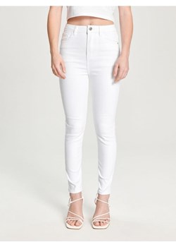 Sinsay - Jeansy skinny high waist - biały ze sklepu Sinsay w kategorii Spodnie damskie - zdjęcie 171349341