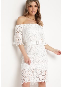 Biała Sukienka Koronkowa z Gumką przy Dekolcie z Paskiem Inessias ze sklepu Born2be Odzież w kategorii Sukienki - zdjęcie 171359063