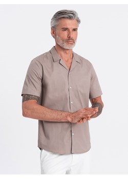 Koszula męska z krótkim rękawem i kubańskim kołnierzem - ciemnobeżowa V3 OM-SHSS-0168 ze sklepu ombre w kategorii Koszule męskie - zdjęcie 171360322