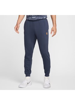 Męskie spodnie do tenisa z dzianiny dresowej NikeCourt Heritage - Niebieski ze sklepu Nike poland w kategorii Spodnie męskie - zdjęcie 171364873