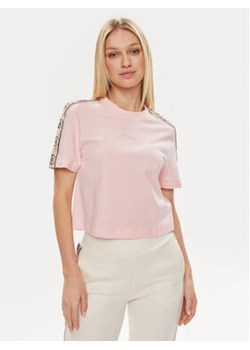 Guess T-Shirt V3RI08 I3Z14 Różowy Regular Fit ze sklepu MODIVO w kategorii Bluzki damskie - zdjęcie 171370251
