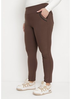Ciemnobrązowe Dopasowane Spodnie z Gumką w Pasie i Wsuwanymi Kieszeniami Netella ze sklepu Born2be Odzież w kategorii Spodnie damskie - zdjęcie 171380464