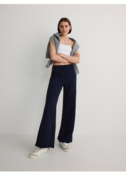 Reserved - Gładkie spodnie z bawełny - granatowy ze sklepu Reserved w kategorii Spodnie damskie - zdjęcie 171393613