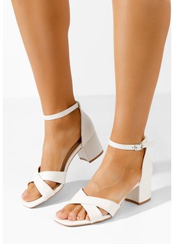 Białe sandały na słupku Lorenia ze sklepu Zapatos w kategorii Sandały damskie - zdjęcie 171394193
