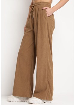 Ciemnobeżowe Prążkowane Spodnie z Szerokimi Nogawkami i Gumką w Pasie Itrulla ze sklepu Born2be Odzież w kategorii Spodnie damskie - zdjęcie 171396900