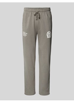Spodnie dresowe o kroju regular fit z nadrukiem z logo ze sklepu Peek&Cloppenburg  w kategorii Spodnie męskie - zdjęcie 171406342