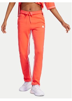 adidas Spodnie dresowe Dance All-Gender Versatile IS0897 Czerwony Regular Fit ze sklepu MODIVO w kategorii Spodnie damskie - zdjęcie 171419974