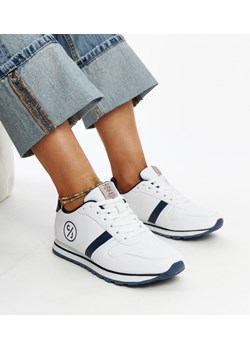 Biało-granatowe sneakersy damskie CROSS JEANS ze sklepu gemre w kategorii Buty sportowe damskie - zdjęcie 171445371