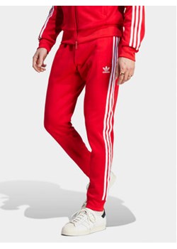 adidas Spodnie dresowe adicolor Classics SST IM4543 Czerwony Slim Fit ze sklepu MODIVO w kategorii Spodnie męskie - zdjęcie 171449342