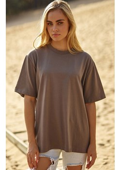 Klasyczny t-shirt damski czekoladowy M826, Kolor czekoladowy, Rozmiar one size, Makadamia ze sklepu Primodo w kategorii Bluzki damskie - zdjęcie 171450240