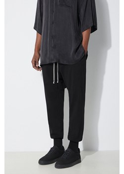 Rick Owens spodnie dresowe kolor czarny gładkie DU01D1395.RIG.09 ze sklepu PRM w kategorii Spodnie męskie - zdjęcie 171450781