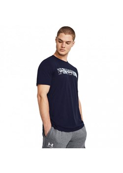 Męski t-shirt z nadrukiem Under Armour UA Camo Chest Stripe SS - granatowy ze sklepu Sportstylestory.com w kategorii T-shirty męskie - zdjęcie 171455594