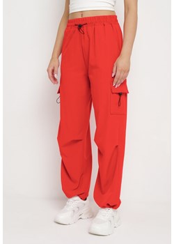 Czerwone Spodnie z Gumką w Pasie z Kieszeniami Typu Cargo i Nogawkami ze Ściągaczami Fiorenella ze sklepu Born2be Odzież w kategorii Spodnie damskie - zdjęcie 171462854