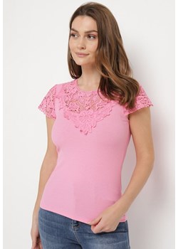Różowa Bluzka z Krótkim Rękawem i Ażurową Koronką Lalilena ze sklepu Born2be Odzież w kategorii Bluzki damskie - zdjęcie 171462980