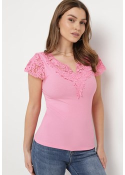 Różowy T-shirt z Krótkim Rękawem i Prążkowaniem Ozdobiony Koronką przy Rękawach i Dekolcie Zilines ze sklepu Born2be Odzież w kategorii Bluzki damskie - zdjęcie 171463001