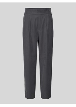 Spodnie materiałowe o kroju tapered fit z zakładkami w pasie ze sklepu Peek&Cloppenburg  w kategorii Spodnie damskie - zdjęcie 171475214