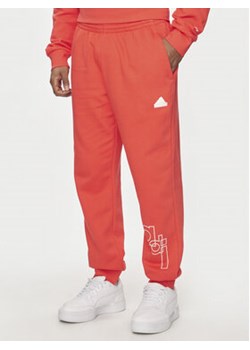 adidas Spodnie dresowe Graphic Print IS2009 Czerwony Regular Fit ze sklepu MODIVO w kategorii Spodnie męskie - zdjęcie 171499262