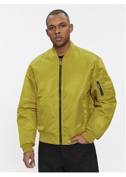 Calvin Klein Kurtka bomber Hero K10K109907 Zielony Relaxed Fit ze sklepu MODIVO w kategorii Kurtki męskie - zdjęcie 171499453