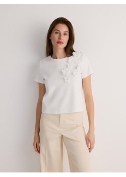 Reserved - T-shirt z kwiatową aplikacją - złamana biel ze sklepu Reserved w kategorii Bluzki damskie - zdjęcie 171499842