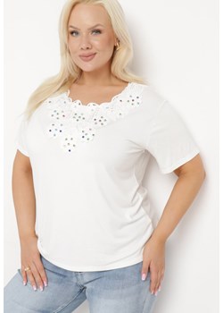 Biały T-shirt Koszulka z Krótkim Rękawem z Dekoltem Ozdobionym Koronką i Cyrkoniami Novilla ze sklepu Born2be Odzież w kategorii Bluzki damskie - zdjęcie 171514492