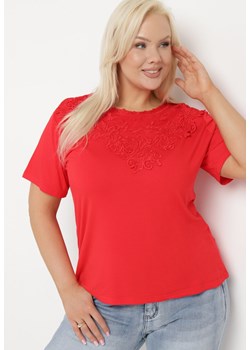 Czerwona Koszulka z Krótkim Rękawem z Koronkowym Dekoltem Lovella ze sklepu Born2be Odzież w kategorii Bluzki damskie - zdjęcie 171514513