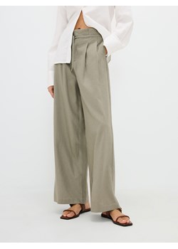 Reserved - Szerokie spodnie z zakładkami i lnem - jasnozielony ze sklepu Reserved w kategorii Spodnie damskie - zdjęcie 171515841