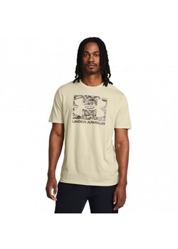 Męski t-shirt z nadrukiem Under Armour UA ABC Camo Boxed Logo SS - beżowy ze sklepu Sportstylestory.com w kategorii T-shirty męskie - zdjęcie 171526232