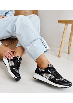 Czarne sneakersy w kratkę Afifah ze sklepu gemre w kategorii Buty sportowe damskie - zdjęcie 171534200
