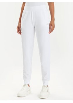 EA7 Emporio Armani Spodnie dresowe 8NTP85 TJTXZ 0101 Biały Regular Fit ze sklepu MODIVO w kategorii Spodnie damskie - zdjęcie 171540443