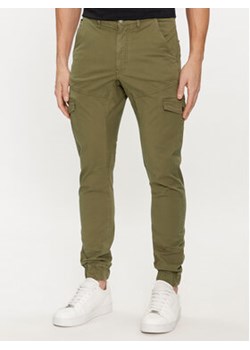 Guess Spodnie materiałowe New Kombat M4RB17 WFYSA Khaki Slim Fit ze sklepu MODIVO w kategorii Spodnie męskie - zdjęcie 171543092